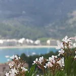 Apartamento En El Puerto De Soller Con Gran Terraza Privada Y Vistas Al Mar. Piscina Comunitaria. Localizado En Un Zona Tranquila Y Muy Soleada. Wifi Gratis Disponible. Parking.