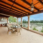 Yourhouse Deulosal, Apartment In Rural House With Pool