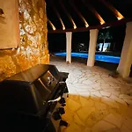 Villa Sanchez In Strandnaehe Mit Pool, Jacuzzi, Klima, Wifi, Gas Bbq