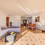 Emma Beachfront Apartment By Sealand Villas