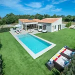 Owl Booking Villa Mir - Luxury Retreat