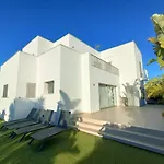 Moderna Casa Con Piscina Privada