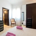 Modernes Und Neuwertiges Ferienhaus Mit Grosser Teilweise Ueberdachter Terrasse Und Privatem Pool Im Umzaeunten Garten