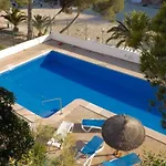 Zentral Gelegen Ferienwohnung In Einer Wohnanlage Mit Gemeinschaftspool, Nur Wenige Meter Vom Meer Entfernt