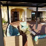 Wunderschoene Und Modern Eingerichtete Ferienvilla Mit Grossem Pool Und Exklusiver Terrasse Mit Blick Auf Die Berge