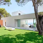 Stylish Villa With Infinity Pool
