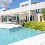 Stylish Villa With Infinity Pool