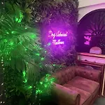 Dog Admiral - Urban Guest House