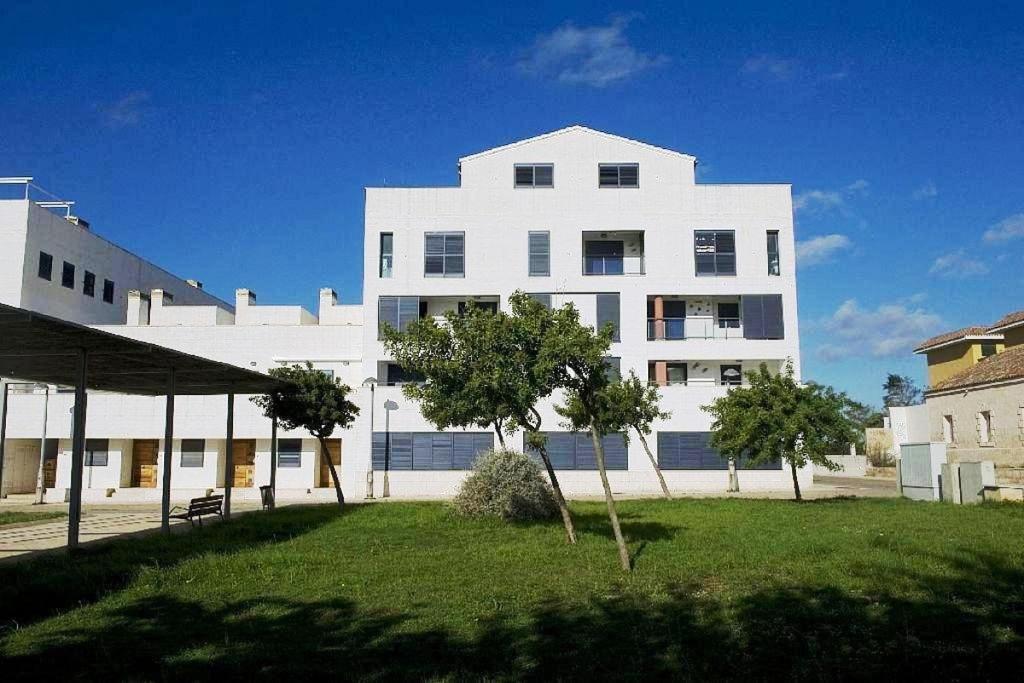 Apartamento Amplio En Planta Baja Con Terraza Cala Busquets *